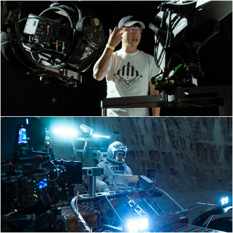 영화 더 문에서 어두운 배경에 고가의 카메라 장비들과 함께 김용호 감독 모습