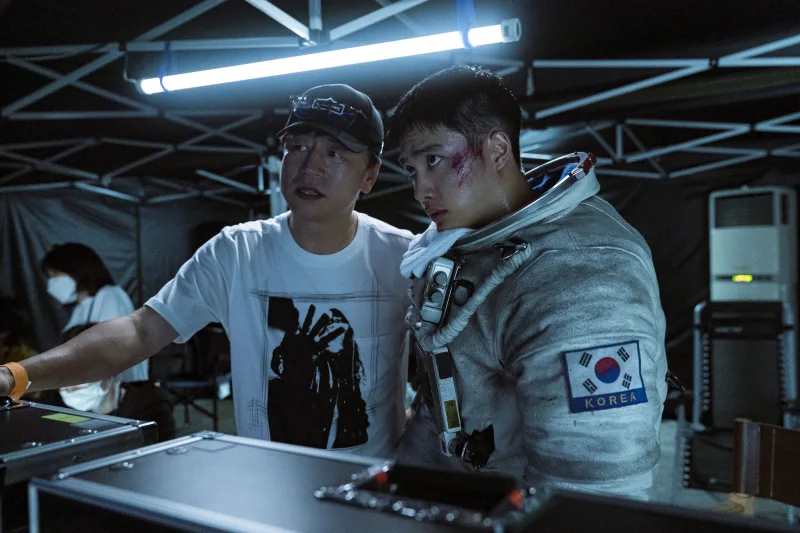 영화 더문에서 김용화 감독과 우주복을 입고 있는 도경수 배우가 카메라를 함께 모니터링 모습 