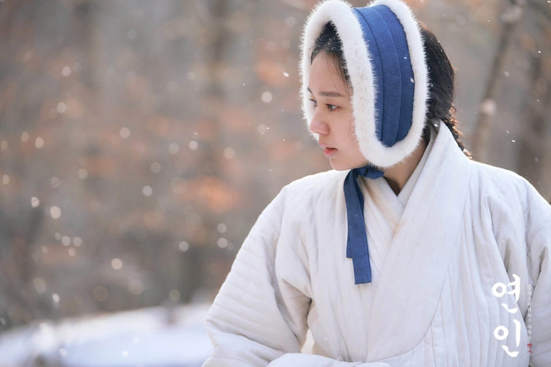 눈 오는 배경에 하얀 한복을 입고 있는 드라마 연인의 유길채를 연기하는 배우 안은진